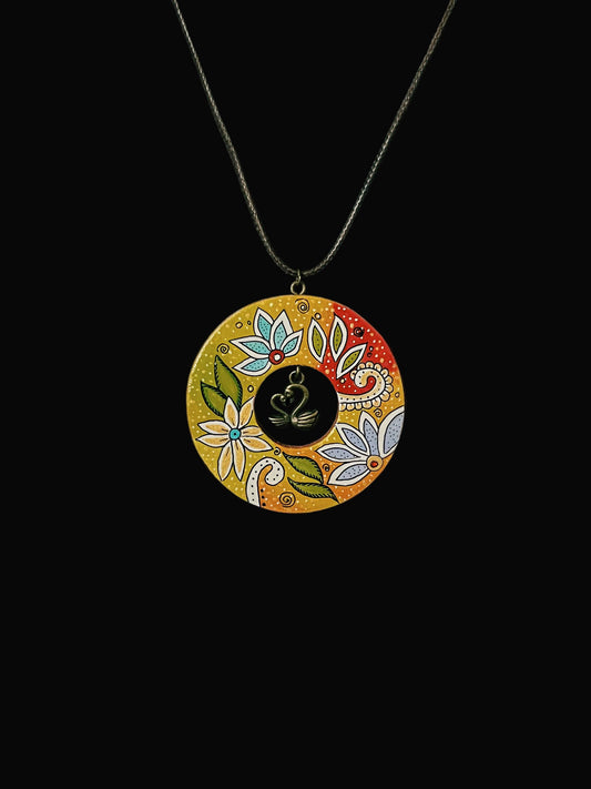 Decorative pendant necklace with floral design